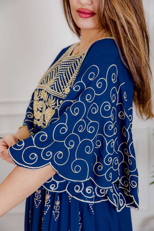 جلابية نسائية لون أزرق مزينة بتطريز ذهبي ذو أكمام ميدي و رباط على الخصر