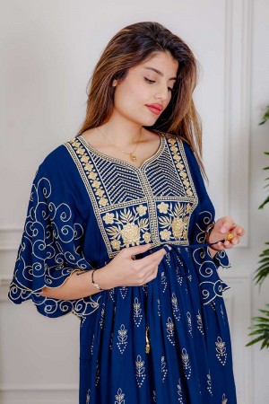 جلابية نسائية لون أزرق مزينة بتطريز ذهبي ذو أكمام ميدي و رباط على الخصر 