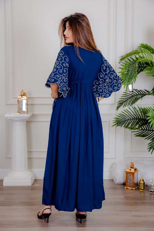 جلابية نسائية لون أزرق مزينة بتطريز ذهبي ذو أكمام ميدي و رباط على الخصر