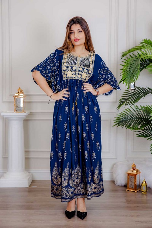 جلابية نسائية لون أزرق مزينة بتطريز ذهبي ذو أكمام ميدي و رباط على الخصر