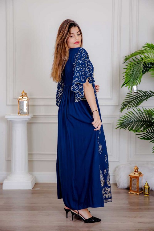 جلابية نسائية لون أزرق مزينة بتطريز ذهبي ذو أكمام ميدي و رباط على الخصر