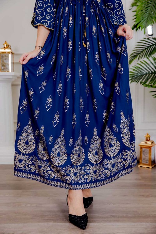 جلابية نسائية لون أزرق مزينة بتطريز ذهبي ذو أكمام ميدي و رباط على الخصر