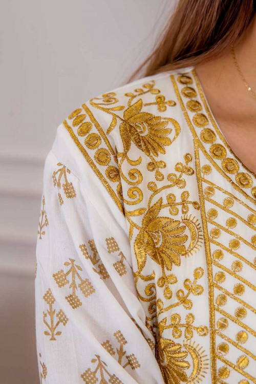 جلابية نسائية لون أبيض مزينة بتطريز ذهبي ذو أكمام طويلة و رباط على الخصر