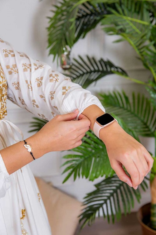 جلابية نسائية لون أبيض مزينة بتطريز ذهبي ذو أكمام طويلة و رباط على الخصر