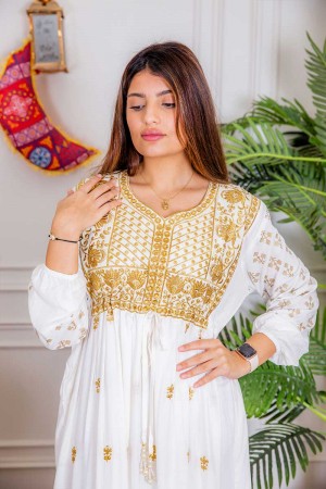 جلابية نسائية لون أبيض مزينة بتطريز ذهبي ذو أكمام طويلة و رباط على الخصر 