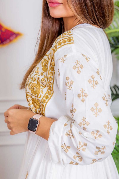 جلابية نسائية لون أبيض مزينة بتطريز ذهبي ذو أكمام طويلة و رباط على الخصر