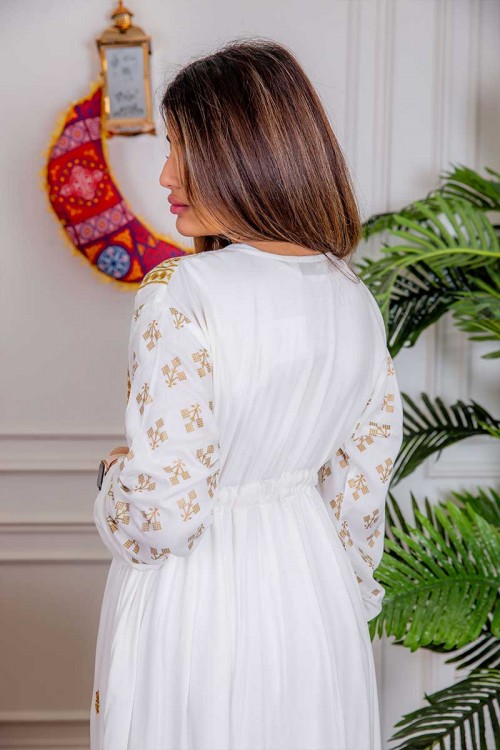 جلابية نسائية لون أبيض مزينة بتطريز ذهبي ذو أكمام طويلة و رباط على الخصر