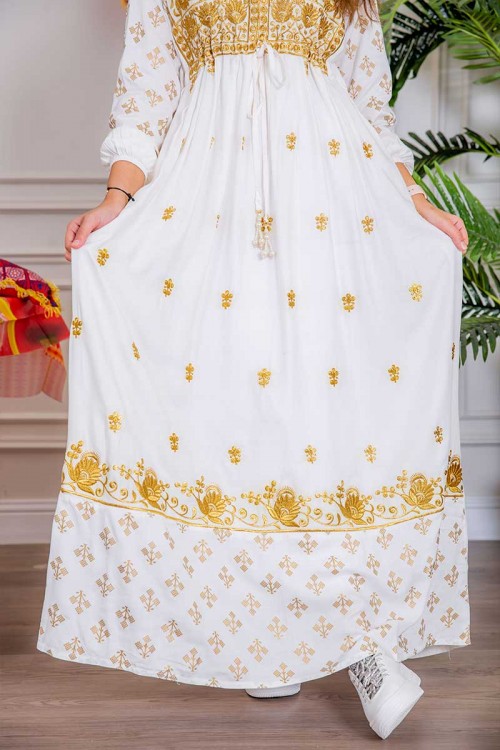 جلابية نسائية لون أبيض مزينة بتطريز ذهبي ذو أكمام طويلة و رباط على الخصر