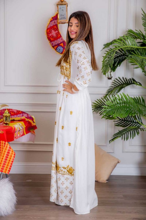جلابية نسائية لون أبيض مزينة بتطريز ذهبي ذو أكمام طويلة و رباط على الخصر