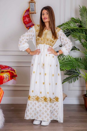 جلابية نسائية لون أبيض مزينة بتطريز ذهبي ذو أكمام طويلة و رباط على الخصر 