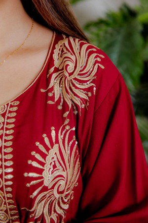 جلابية نسائية لون أحمر مزينة بتطريز ذهبي ذو أكمام طويلة و رباط على الخصر 