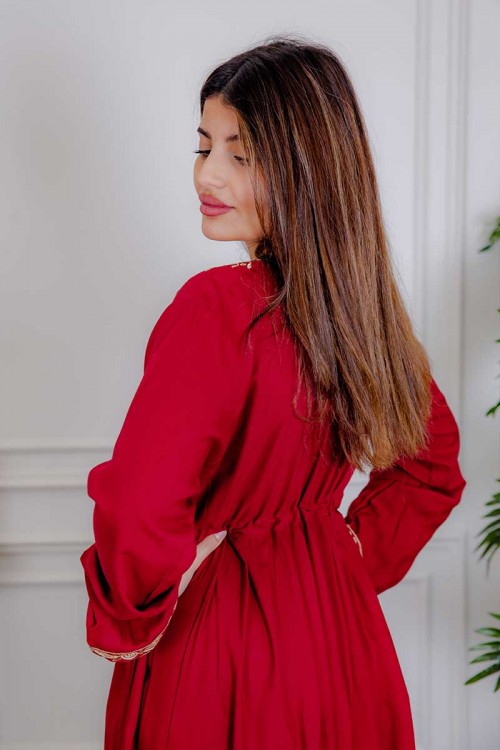 جلابية نسائية لون أحمر مزينة بتطريز ذهبي ذو أكمام طويلة و رباط على الخصر