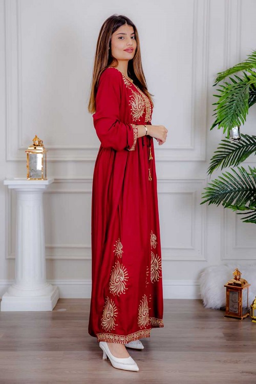 جلابية نسائية لون أحمر مزينة بتطريز ذهبي ذو أكمام طويلة و رباط على الخصر