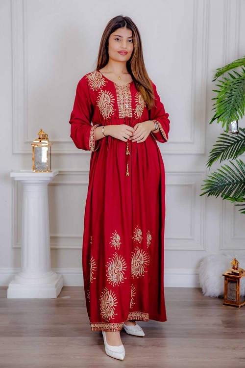 جلابية نسائية لون أحمر مزينة بتطريز ذهبي ذو أكمام طويلة و رباط على الخصر