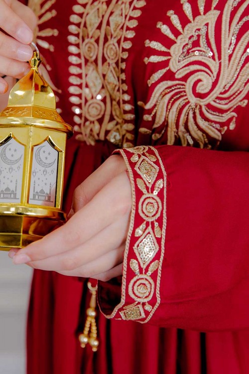جلابية نسائية لون أحمر مزينة بتطريز ذهبي ذو أكمام طويلة و رباط على الخصر