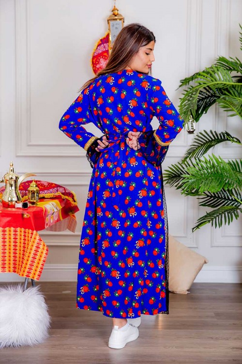 جلابية نسائية ماكسي لون أزرق مزينة بالورود بتطريز ذهبي من الأطراف و بقماش شيفون من الأمام و الأكمام و رباط من الخلف