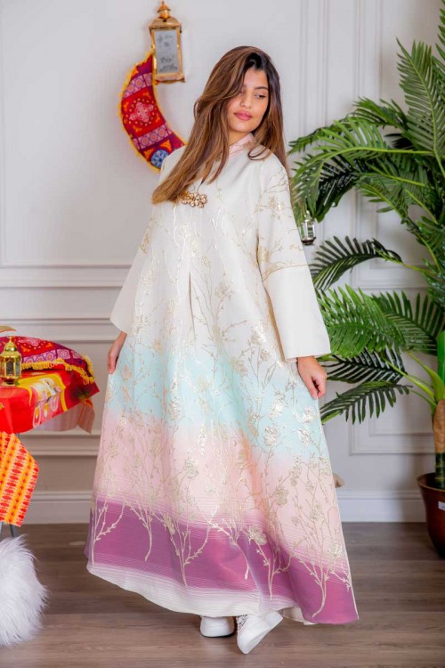 جلابية نسائية لون أبيض بتطريز ذهبي و بتدرجات ألوان من الأسفل ذو ياقة عالية بقصة سبعة مع اكسسوار و أكمام طويلة