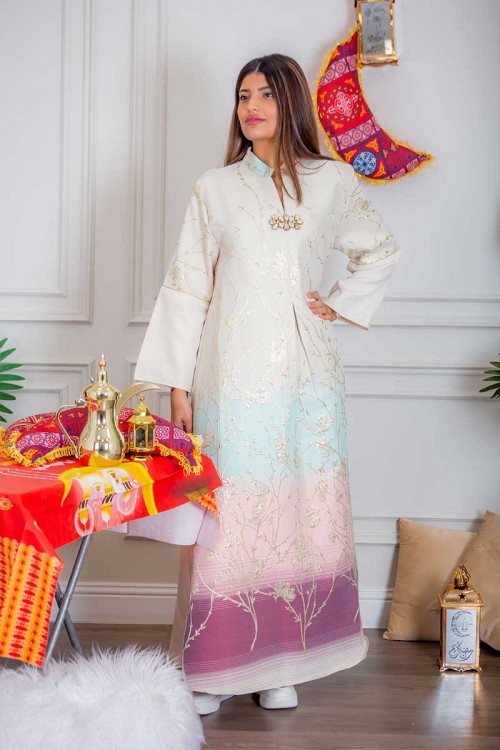 جلابية نسائية لون أبيض بتطريز ذهبي و بتدرجات ألوان من الأسفل ذو ياقة عالية بقصة سبعة مع اكسسوار و أكمام طويلة