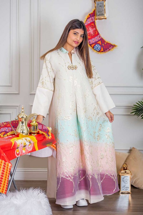 جلابية نسائية لون أبيض بتطريز ذهبي و بتدرجات ألوان من الأسفل ذو ياقة عالية بقصة سبعة مع اكسسوار و أكمام طويلة