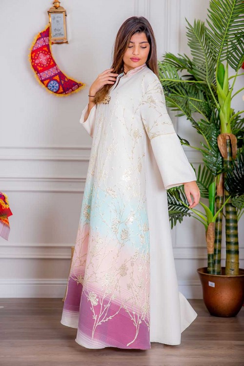 جلابية نسائية لون أبيض بتطريز ذهبي و بتدرجات ألوان من الأسفل ذو ياقة عالية بقصة سبعة مع اكسسوار و أكمام طويلة