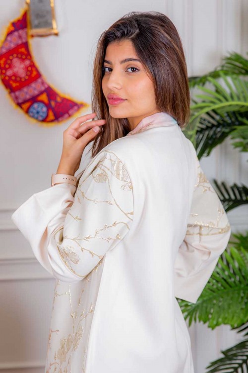 جلابية نسائية لون أبيض بتطريز ذهبي و بتدرجات ألوان من الأسفل ذو ياقة عالية بقصة سبعة مع اكسسوار و أكمام طويلة