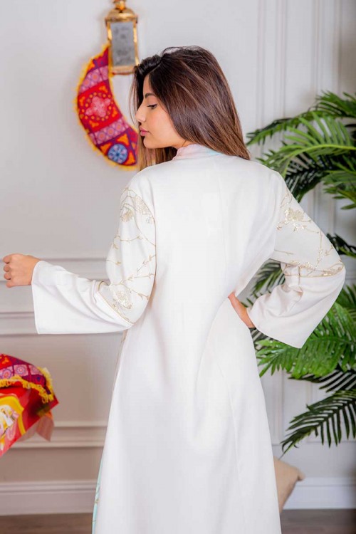 جلابية نسائية لون أبيض بتطريز ذهبي و بتدرجات ألوان من الأسفل ذو ياقة عالية بقصة سبعة مع اكسسوار و أكمام طويلة