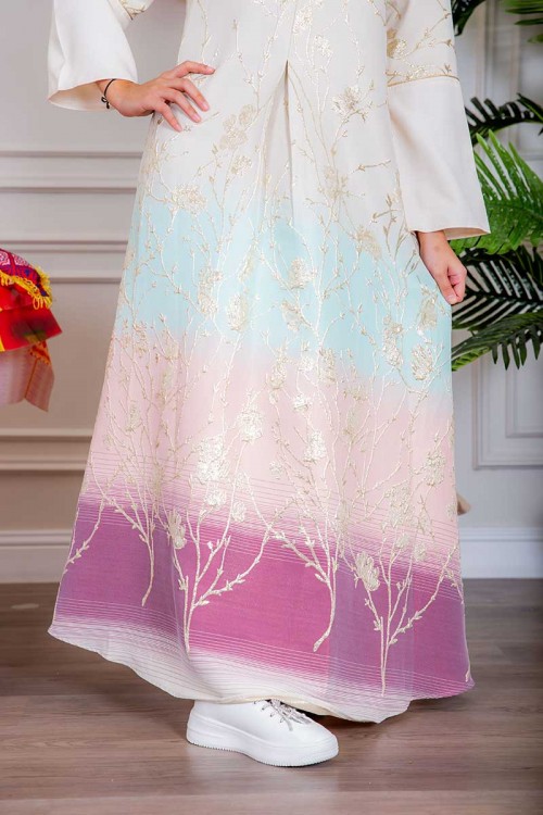 جلابية نسائية لون أبيض بتطريز ذهبي و بتدرجات ألوان من الأسفل ذو ياقة عالية بقصة سبعة مع اكسسوار و أكمام طويلة