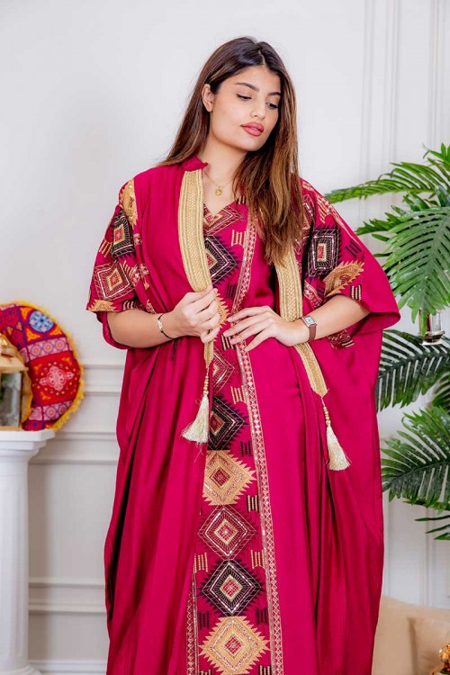 جلابية نسائية قطعتين لون وردي غامق بتطريز ذهبي و بزخارف ملونة