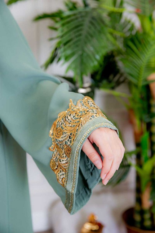 جلابية نسائية قطعتين لون تركواز فاتح بتطريز ذهبي من الأكمام و الأمام
