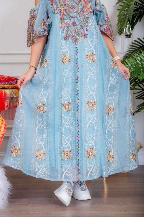 جلابية نسائية لون سماوي بتطريز ملون و بياقة عالية ذو أكمام مفتوحة