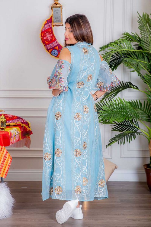 جلابية نسائية لون سماوي بتطريز ملون و بياقة عالية ذو أكمام مفتوحة