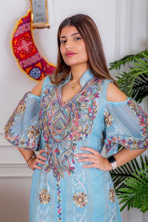 جلابية نسائية لون سماوي بتطريز ملون و بياقة عالية ذو أكمام مفتوحة