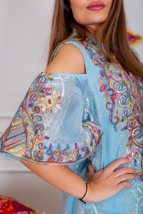 جلابية نسائية لون سماوي بتطريز ملون و بياقة عالية ذو أكمام مفتوحة