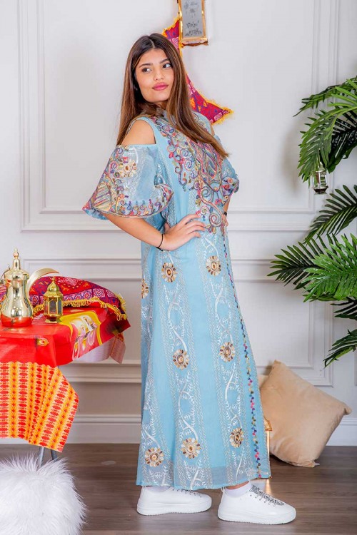 جلابية نسائية لون سماوي بتطريز ملون و بياقة عالية ذو أكمام مفتوحة