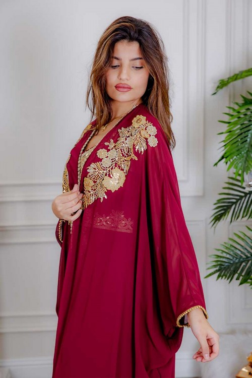 جلابية نسائية قطعتين لون عودي مزينة بتطريز ذهبي و بحزام في الخصر