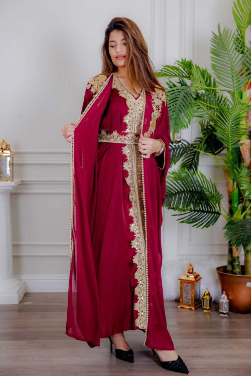 جلابية نسائية قطعتين لون عودي مزينة بتطريز ذهبي و بحزام في الخصر