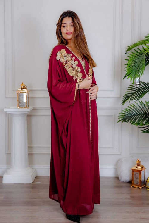 جلابية نسائية قطعتين لون عودي مزينة بتطريز ذهبي و بحزام في الخصر