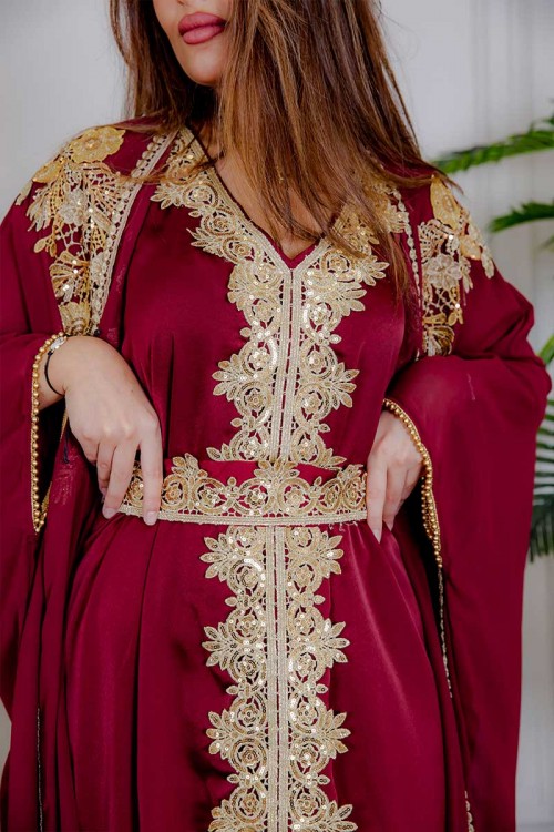 جلابية نسائية قطعتين لون عودي مزينة بتطريز ذهبي و بحزام في الخصر