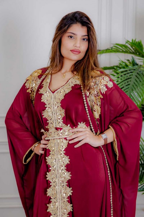 جلابية نسائية قطعتين لون عودي مزينة بتطريز ذهبي و بحزام في الخصر