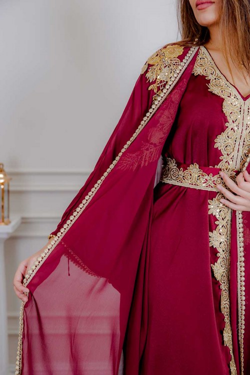 جلابية نسائية قطعتين لون عودي مزينة بتطريز ذهبي و بحزام في الخصر