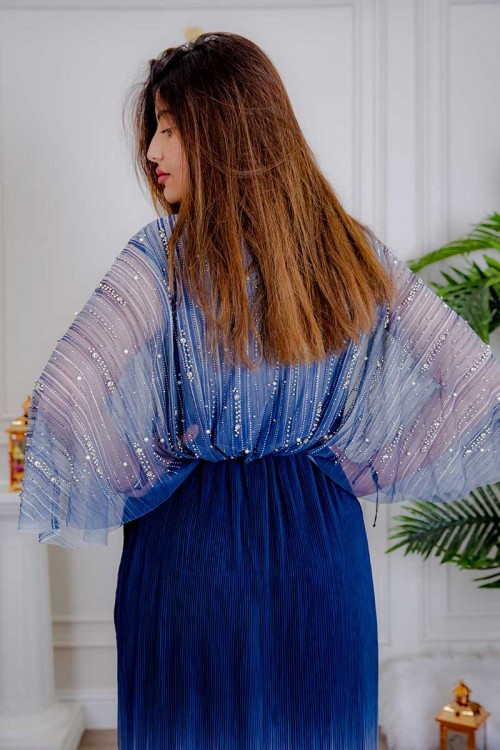 فستان نسائي لون كحلي بتدرجات لونية و قماش شيفون من الأعلى مزين باللؤلؤ و الفصوص و بخصر مزموم