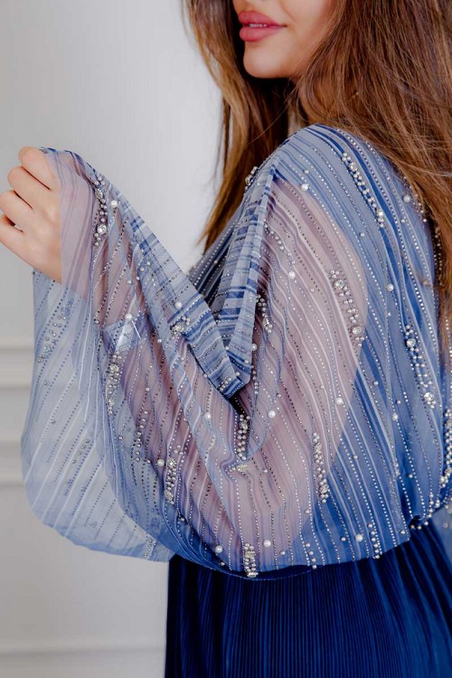 فستان نسائي لون كحلي بتدرجات لونية و قماش شيفون من الأعلى مزين باللؤلؤ و الفصوص و بخصر مزموم