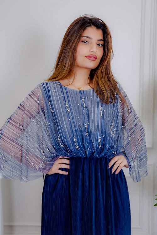 فستان نسائي لون كحلي بتدرجات لونية و قماش شيفون من الأعلى مزين باللؤلؤ و الفصوص و بخصر مزموم