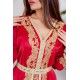 جلابية نسائية لون أحمر مزينة بتطريز ذهبي و بأزرار من الأمام و بحزام في الخصر مزين بفصوص من الاكسسوار