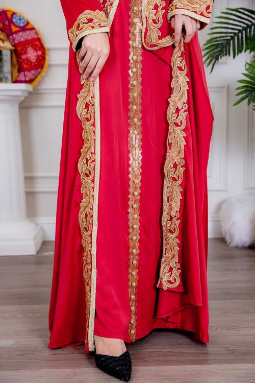 جلابية نسائية لون أحمر مزينة بتطريز ذهبي و بأزرار من الأمام و بحزام في الخصر مزين بفصوص من الاكسسوار
