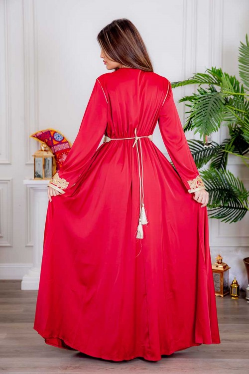 جلابية نسائية لون أحمر مزينة بتطريز ذهبي و بأزرار من الأمام و بحزام في الخصر مزين بفصوص من الاكسسوار