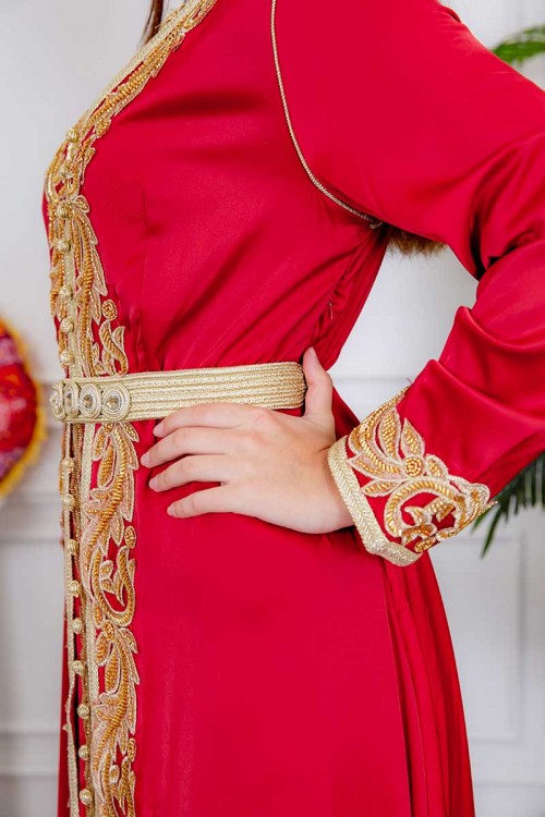 جلابية نسائية لون أحمر مزينة بتطريز ذهبي و بأزرار من الأمام و بحزام في الخصر مزين بفصوص من الاكسسوار