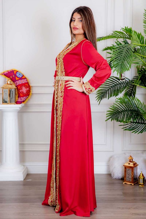 جلابية نسائية لون أحمر مزينة بتطريز ذهبي و بأزرار من الأمام و بحزام في الخصر مزين بفصوص من الاكسسوار
