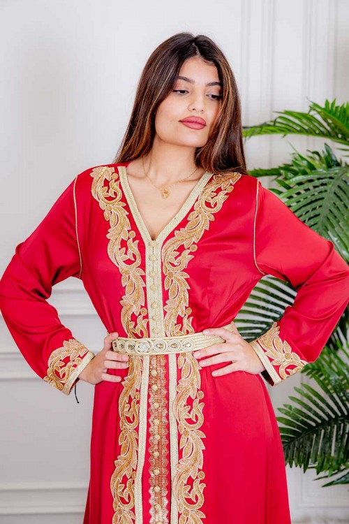 جلابية نسائية لون أحمر مزينة بتطريز ذهبي و بأزرار من الأمام و بحزام في الخصر مزين بفصوص من الاكسسوار