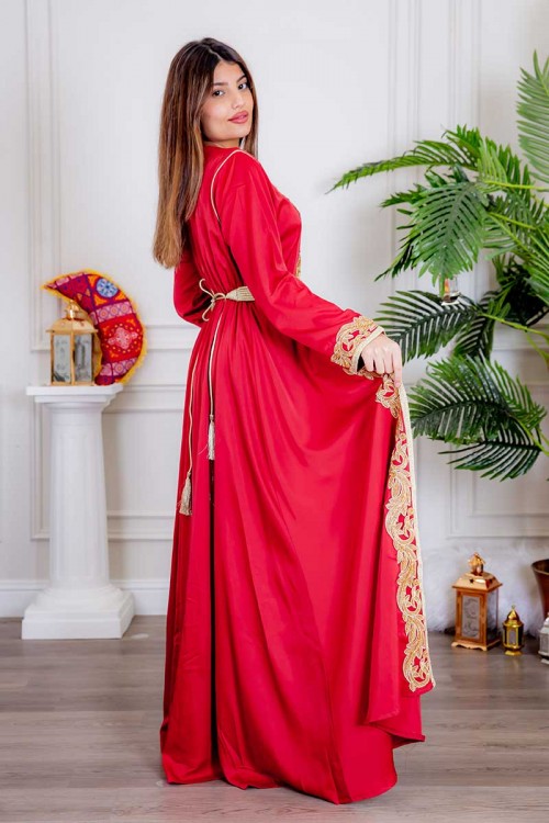 جلابية نسائية لون أحمر مزينة بتطريز ذهبي و بأزرار من الأمام و بحزام في الخصر مزين بفصوص من الاكسسوار